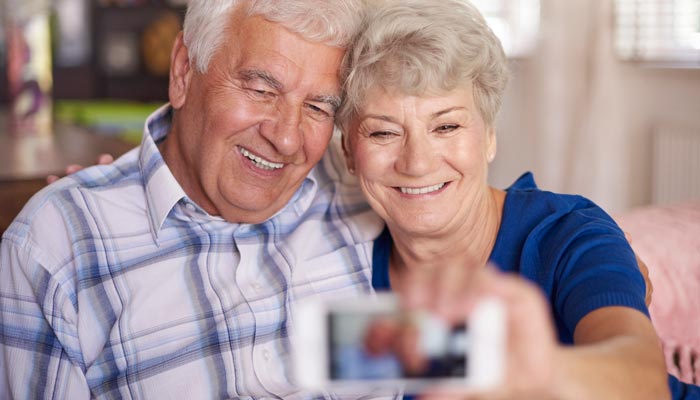Рассказывайте о том, как нужно пользоваться смартфоном пожилым, простыми словами