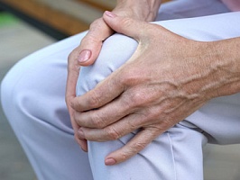 Почему болят ноги у пожилых людей? Как организовать уход правильно?